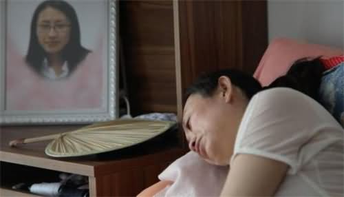 痛失爱女的妈妈江秋莲很痛苦