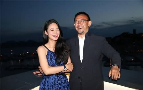姜文与妻子周韵的近照
