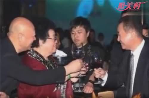 迟重瑞与爱妻陈丽华出席活动