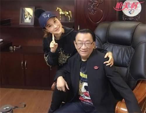 侯耀华与女徒弟亲密合影 侯耀华与女徒弟亲密合影