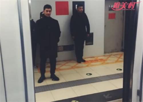 偶遇黄晓明坐地铁的照片 偶遇黄晓明坐地铁的照片