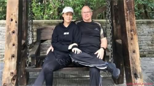 邬君梅和老公的生活照