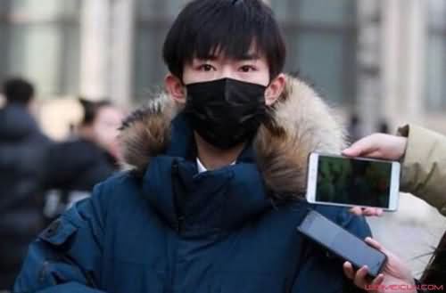 易烊千玺现身考场
