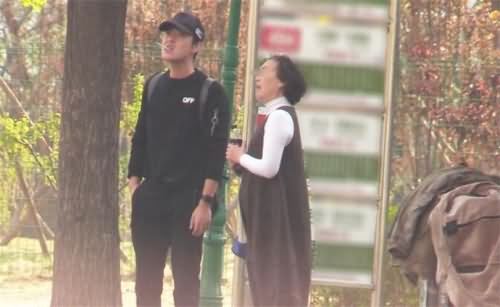 张桐带妈逛路边摊