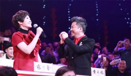黄国伦与妻子寇乃馨同台