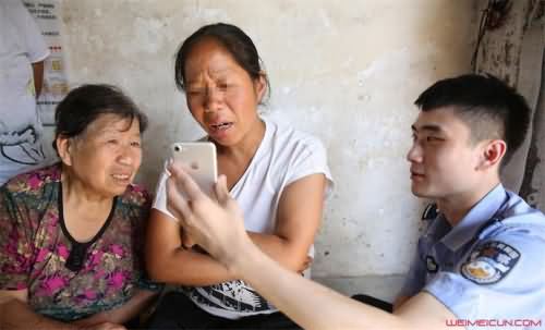 苗苗与亲生母亲视频通话