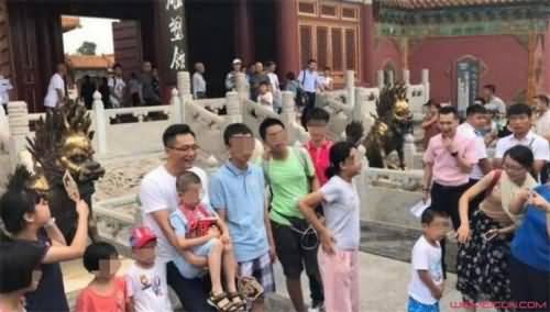 刘烨抱小粉丝合影