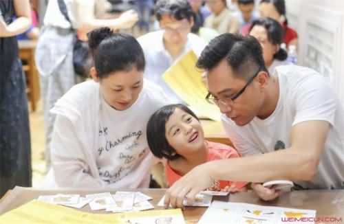 刘烨在做公益与孩子互动
