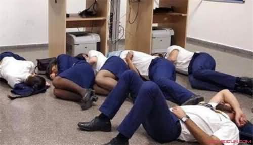 空姐集体睡地板咋回事