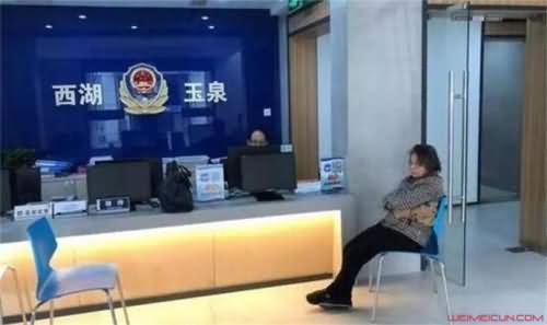 卖花奶奶捡到万元