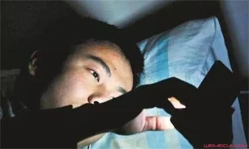 小伙熬夜引发抢救