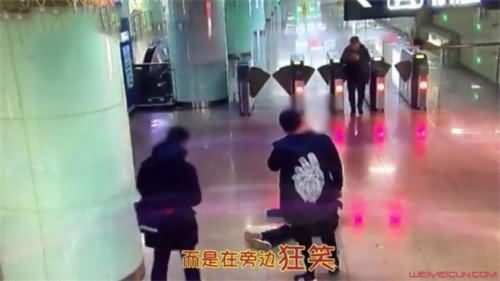 男子醉酒好友自拍大笑