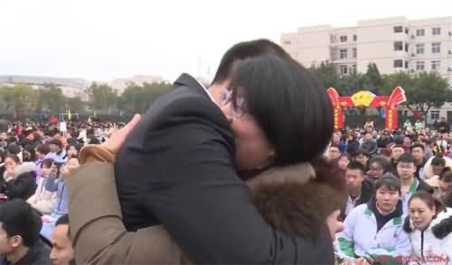 曾沐岭森与妈妈拥抱