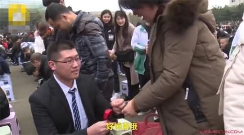 高三男生送妈妈钻戒
