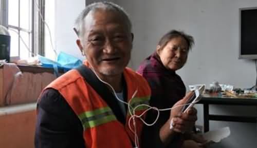为环卫众筹买手机 大学生暖心举动获网友称赞