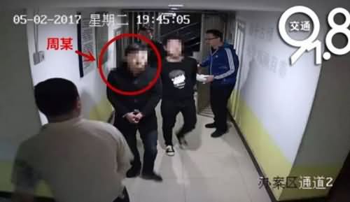 美女遭3男子挟持,美女遭挟持,美女,3名男子,挟持