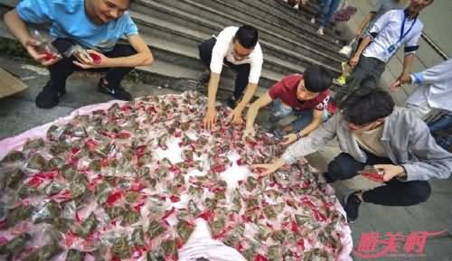 端午节告白好方法 男生用365颗粽子摆心成功抱得美人归