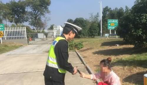 女子穿睡衣上高速,女子,穿睡衣,上高速 女子穿睡衣上高速,女子,穿睡衣,上高速