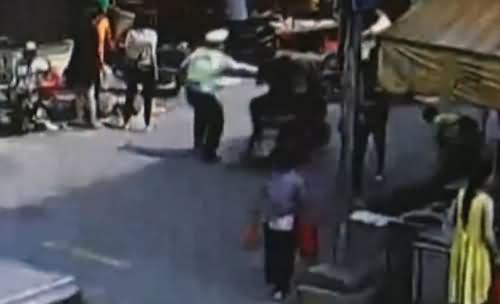 无证骑摩托被扣偷袭交警