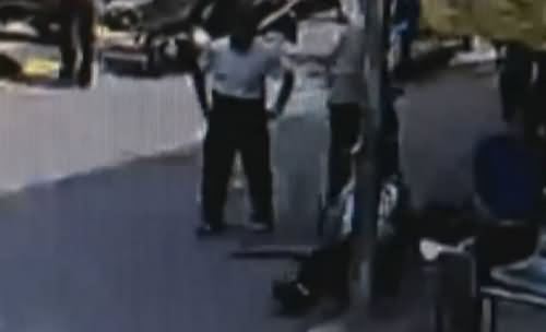 无证骑摩托被扣偷袭交警