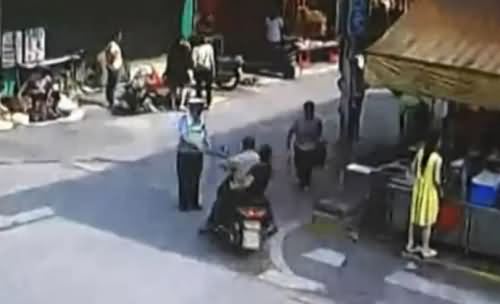 无证骑摩托被扣偷袭交警