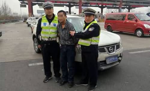 男子被拦自称有12种病 男子被拦自称有12种病