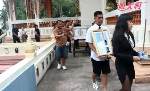 妻子在丈夫葬礼上载歌载舞 妻子在丈夫葬礼上载歌载舞