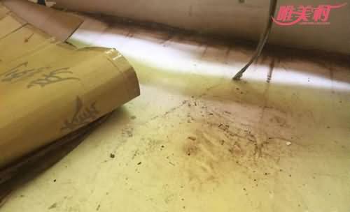 巨石破窗砸床上