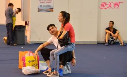 男友用身体给女友当凳 男友用身体给女友当凳