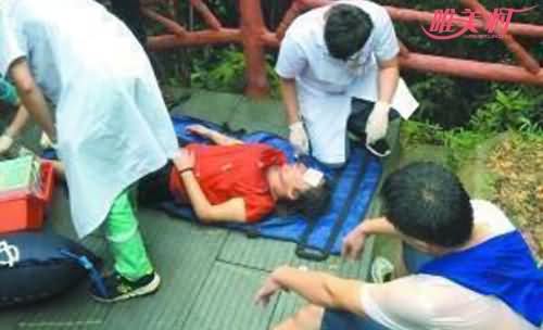 夫妇登山拍照遭雷击 夫妇登山拍照遭雷击