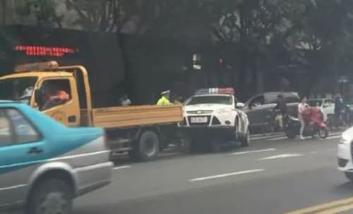 警车违停被拖走 警车违停被拖走