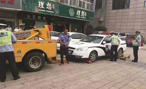 警车违停被拖走 警车违停被拖走