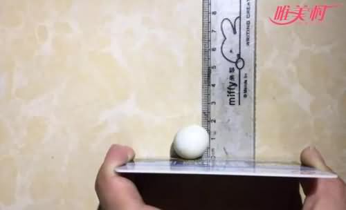 农户发现迷你鸡蛋 农户发现迷你鸡蛋