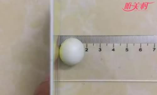 农户发现迷你鸡蛋 农户发现迷你鸡蛋