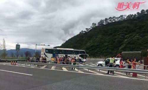 大妈高速跳广场舞
