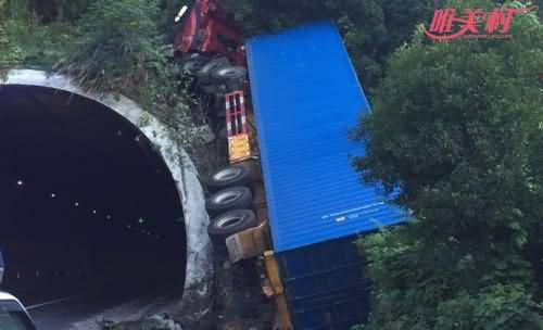 大货车撞隧道侧翻 大货车撞隧道侧翻