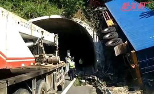 大货车撞隧道侧翻 大货车撞隧道侧翻
