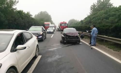 大货车车底蹿出小轿车 大货车车底蹿出小轿车