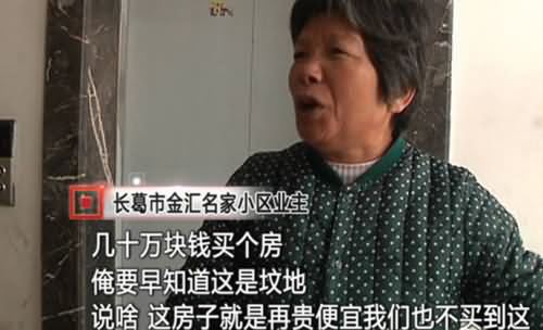小区广场新添座坟 小区广场新添座坟
