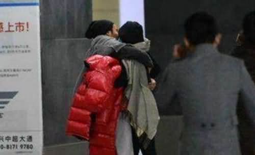 杨幂刘恺威机场接吻 杨幂刘恺威机场接吻