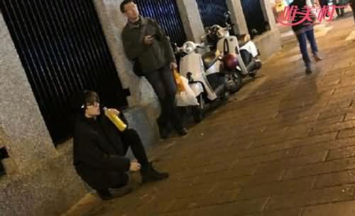 杨洋逛夜市被偶遇 杨洋逛夜市被偶遇