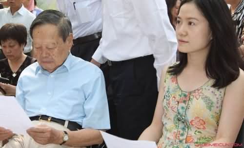 翁帆为杨振宁产下一子 翁帆为杨振宁产下一子