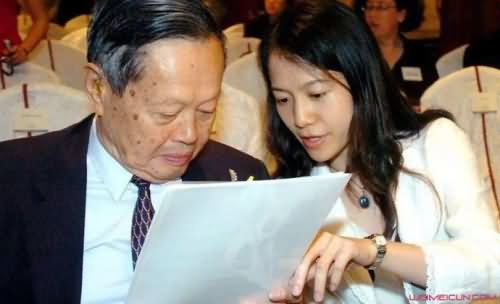 翁帆为杨振宁产下一子 翁帆为杨振宁产下一子