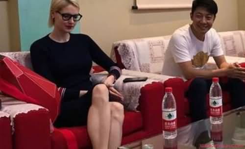 撒贝宁携妻子回母校 撒贝宁携妻子回母校