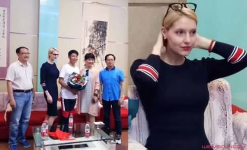 撒贝宁携妻子回母校 撒贝宁携妻子回母校
