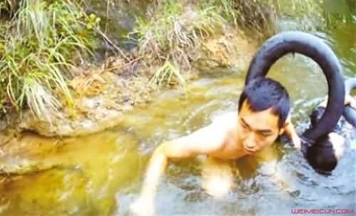少女落水民警救人 少女落水民警救人