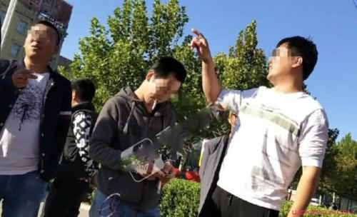 婚礼车队遭强索