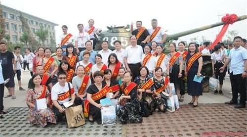 坦克为什么停在校门口