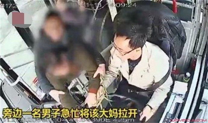 男子拉开抢方向盘的大妈 男子拉开抢方向盘的大妈