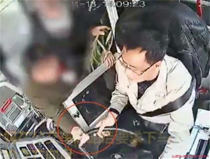 大妈抢公交方向盘 大妈抢公交方向盘